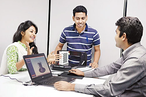 প্রযুক্তি নিয়ে উদ্ভাবনী কাজ করার সুযোগ আছে ইএমকে সেন্টা​ে​রর মেকার ল্যাবে l খালেদ সরকার
