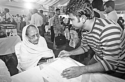 ঢাকার ইস্কাটনের অফিসার্স ক্লাবে শীতকালীন আয়কর মেলার প্রথম দিনে গতকাল করদাতারা ভিড় করেন l প্রথম আলো