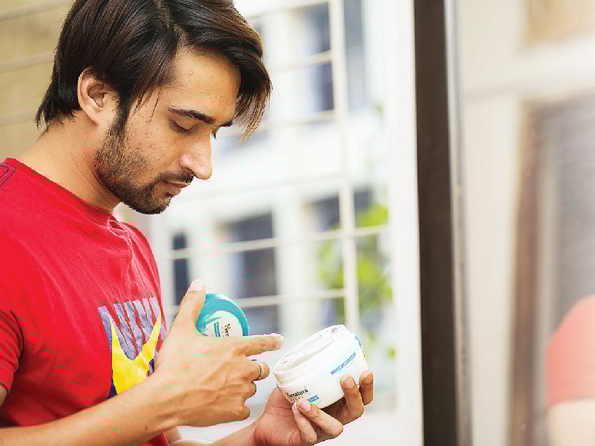 ঠান্ডা আবহাওয়ায় ত্বকে চাই বাড়তি আর্দ্রতা, মডেল: ফারহান, ছবি: নকশা