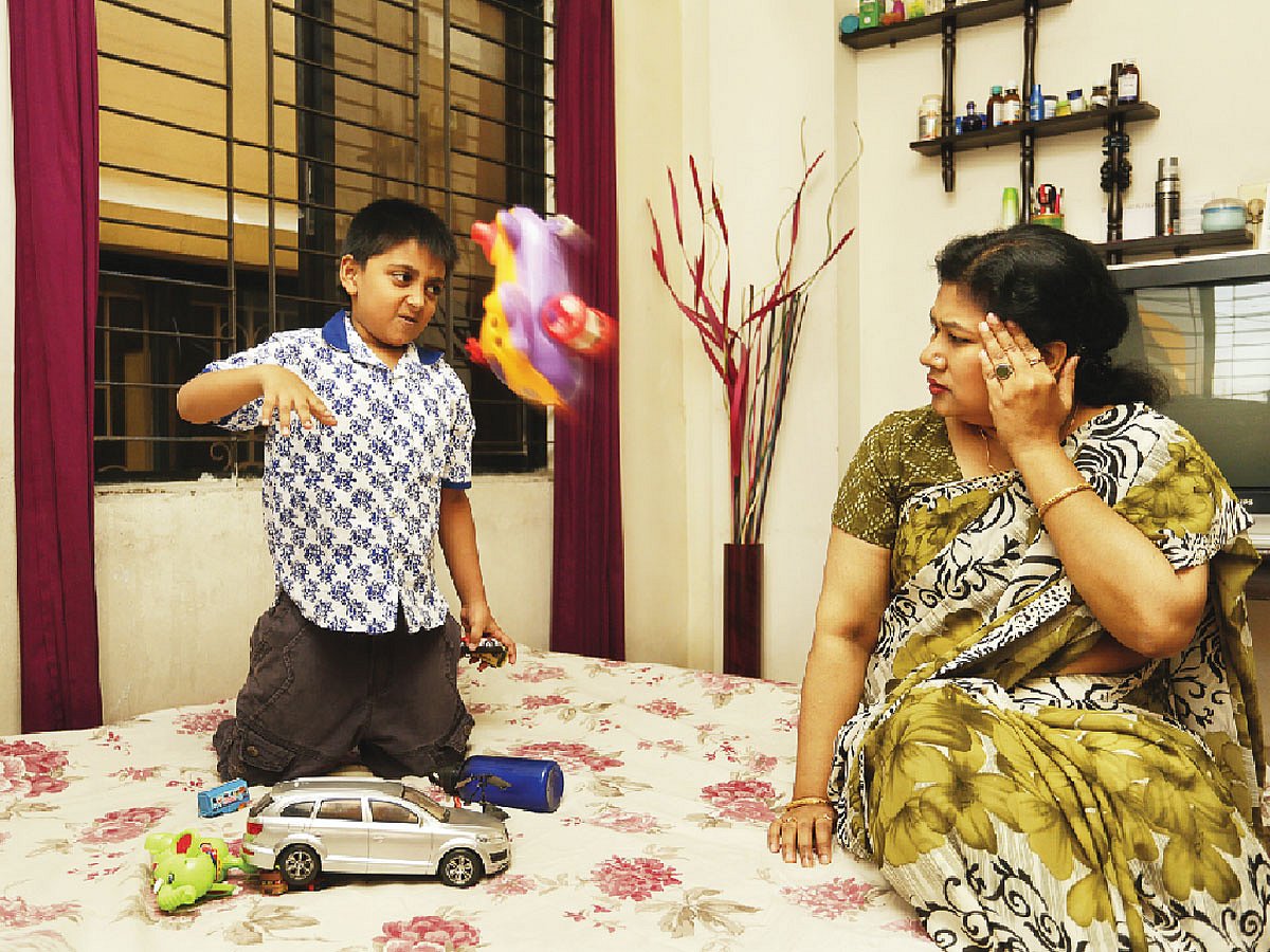 সন্তানের জেদ প্রশ্রয় দেবেন না। মডেল: রিহাল ও শিখা, ছবি: কবির হোসেন