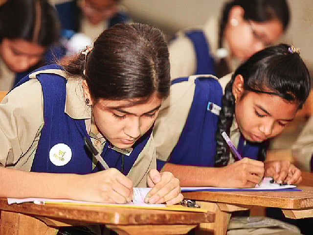 চলছে স্বর্ণ কিশোরীর মেয়েদের পরীক্ষা
