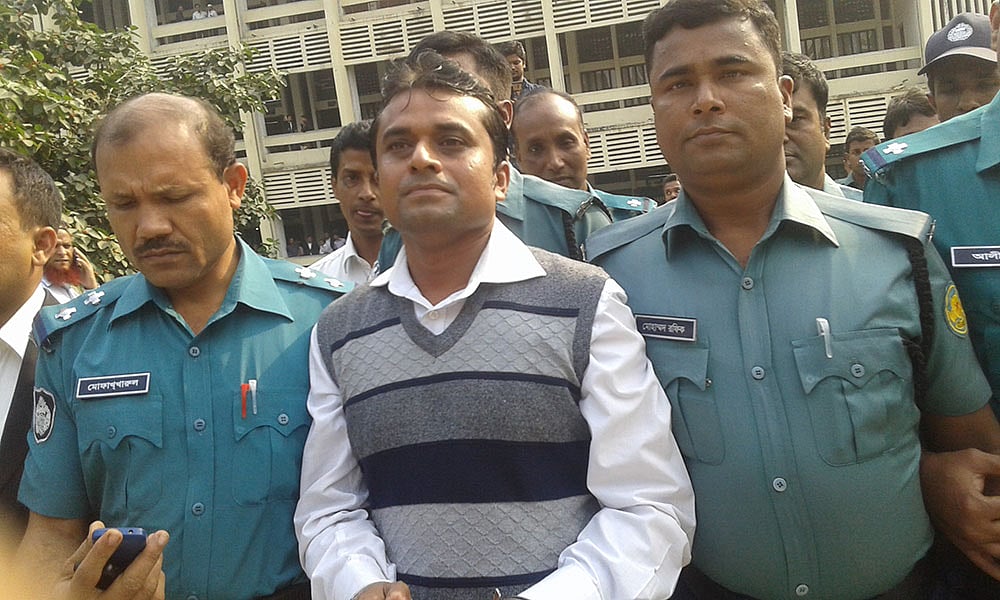 আদালতে হাজির করার আগে ভিকারুননিসা নূন স্কুলের সাবেক শিক্ষক পরিমল জয়ধর। বুধবার দুপুরে ঢাকার নারী ও শিশু নির্যাতন দমন ট্রাইব্যুনালের সামনে থেকে ছবিটি তুলেছেন আসাদুজ্জামান।