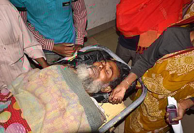 গুলিতে আহত আবু তাহেরকে হাসপাতালে নেওয়া হচ্ছে। ছবি: সোয়েল রানা, বগুড়া