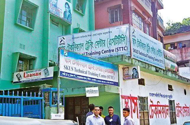 নগরের কাতালগঞ্জ আবাসিক এলাকার ১ নম্বর সড়কের একটি চারতলা ভবনে চলছে কারিগরি প্রশিক্ষণকেন্দ্র ও বিউটি পারলারের কার্যক্রম l সৌরভ দাশ