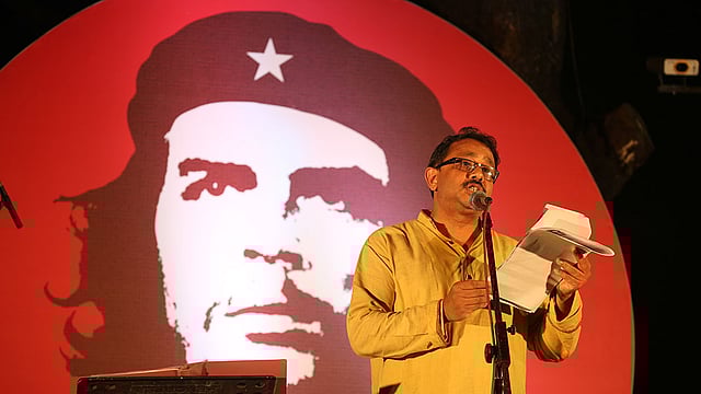 ‘চে গুয়েভারা স্মরণ অনুষ্ঠানে’র আবৃত্তি করছেন সাংবাদিক জাহীদ রেজা নূর। ছবি: জাহিদুল করিম