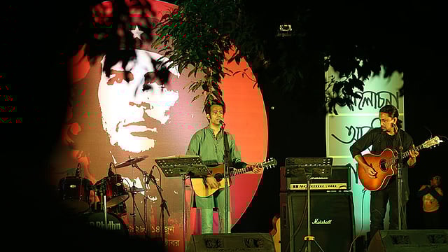 বাপ্পা মজুমদার ও তাঁর সঙ্গীর সংগীত পরিবেশনা। ছবি: জাহিদুল করিম