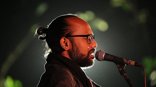 অনুষ্ঠানে সংগীত পরিবেশন করছেন সজীব। ছবি: জাহিদুল করিম