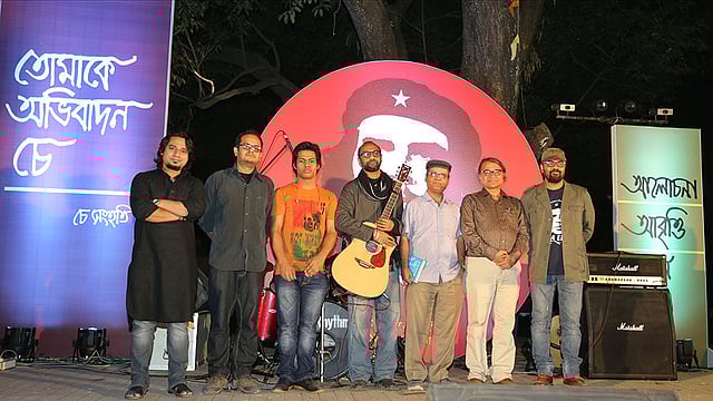 ‘চে সংহতি’র উদ্যোগে আজ শুক্রবার বিকেলে ‘চে গুয়েভারা স্মরণ অনুষ্ঠানে’ অংশগ্রহণকারীরা এক ফ্রেমে। ছবি: জাহিদুল করিম