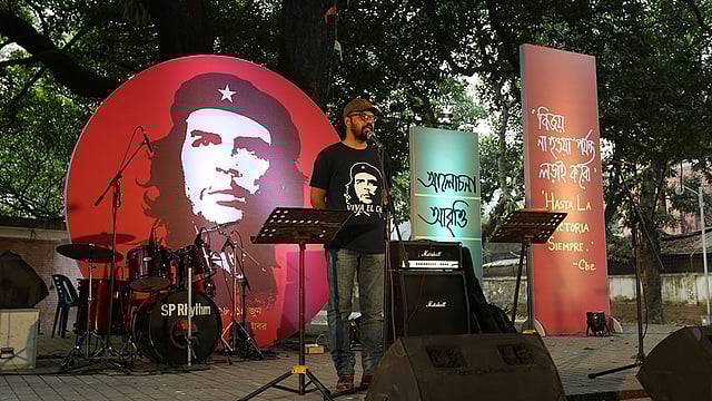 ঢাকা বিশ্ববিদ্যালয়ের চারুকলার বকুলতলায় ‘চে সংহতি’র উদ্যোগে আজ শুক্রবার বিকেলে ‘চে গুয়েভারা স্মরণ অনুষ্ঠানে’র আয়োজন করা হয়। অনুষ্ঠানের শুরুতে আয়োজকদের পক্ষ থেকে কথা বলেন মাহমুদুজ্জামান বাবু। ছবি: জাহিদুল করিম