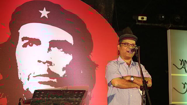 ‘চে সংহতি’র উদ্যোগে আজ শুক্রবার বিকেলে ‘চে গুয়েভারা স্মরণ অনুষ্ঠানে’ বক্তব্য রাখছেন অধ্যাপক এম এম আকাশ। ছবি: জাহিদুল করিম