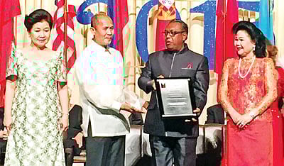 ম্যানিলায় ফিলিপিন্স ইন্টারন্যাশনাল কনভেনশন সেন্টারে গত বুধবার শাইখ সিরাজের হাতে ‘গুসি শান্তি পুরস্কার’ তুলে দেন গুসি ফাউন্ডেশনের চেয়ারম্যান ব্যারি এস গুসি l ছবি: সংগৃহীত