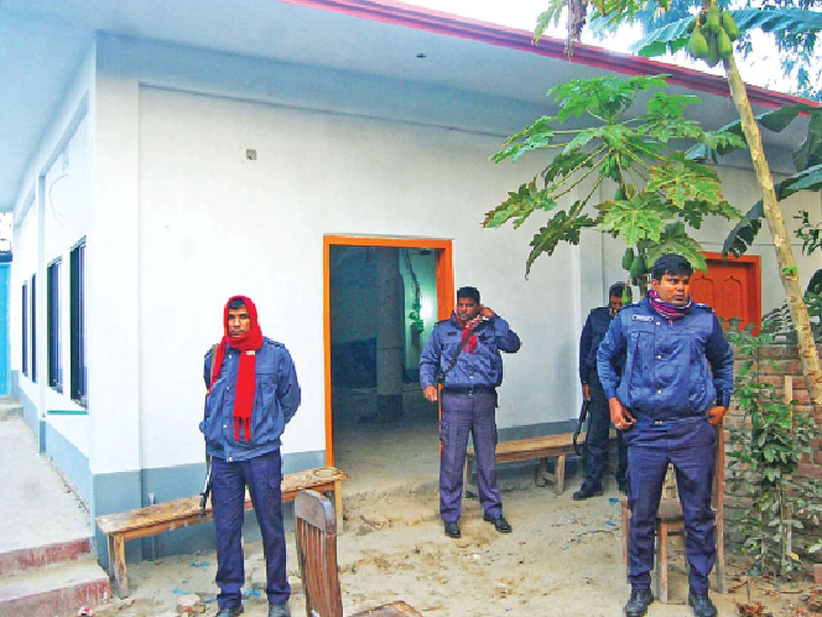 বগুড়ার শিবগঞ্জের চাককানু গ্রামের শিয়া মসজিদের সামনে গতকাল সতর্ক অবস্থায় পুলিশ। এই মসজিদেই গত বৃহস্পতিবার অস্ত্রধারীদের হামলায় মুয়াজ্জিন নিহত ও ইমামসহ অপর তিনজন গুরুতর আহত হন l ছবি: এএফপি