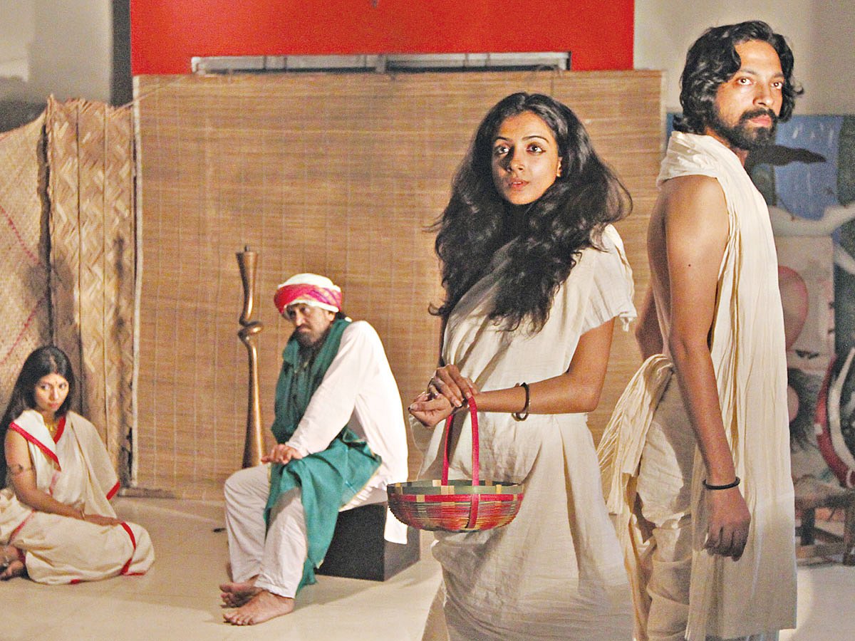 চন্দ্রাবতী কথা চলচ্চিত্রের মহড়ার দৃশ্যে (বাঁ থেকে) নওশাবা, গাজী রাকায়েত, দোয়েল ও বর্ষণ  l ছবি: মনিরুল আলম