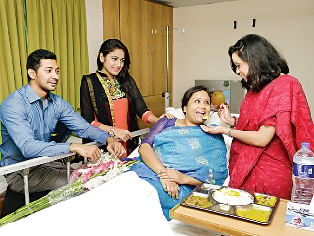 আপনি যদি অসুস্থ মা কিংবা বাবার যত্ন করেন তবে আপনার সন্তানেরাও এই শিক্ষা পাবে আপনার কাছ থেকে। মডেল: ফয়সাল, তানজিন, দিলারা ইসলাম ও কায়নাত, ছবি: কবির হোসেন