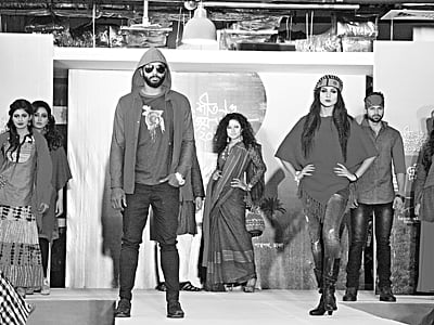 বসুন্ধরা সিটিতে দেশী দশ–এর প্রদর্শনী উপলক্ষে গতকাল আয়োজিত ফ্যাশন শো l ছবি: প্রথম আলো