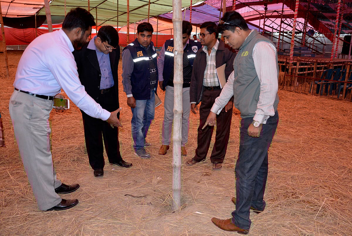 দিনাজপুরের কান্তনগর রাসমেলার ভোলানাথ অপেরা যাত্রা প্যান্ডেলের এই খুঁটির গোড়ায় রাখা বোমা গতকাল শুক্রবার গভীর রাতে বিস্ফোরিত হয়। ঘটনাস্থল পরিদর্শন করেন পুলিশের অপরাধ তদন্ত বিভাগের সদস্যরা। ছবি: প্রথম আলো