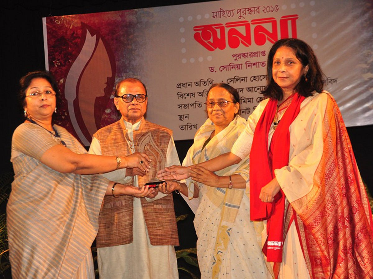 সো​নিয়া নিশাত আমিনের হাতে পুরস্কার তুলে দিচ্ছেন তাসমিমা হোসেন, ​সৈয়দ আনোয়ার হোসেন ও সেলিনা হোসেন