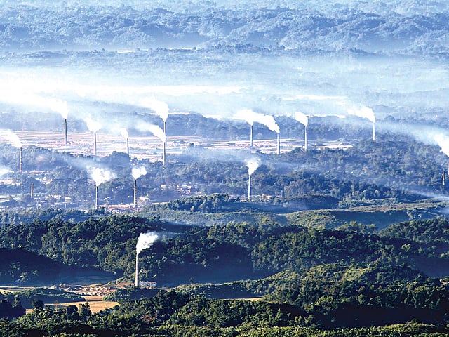 ইটভাটার চিমনির ধোঁয়া ঢেকে দিচ্ছে সবুজ প্রকৃতি। চট্টগ্রামের রাঙ্গুনিয়া উপজেলার রানীরহাট এলাকায় ১১৩টি অবৈধ ইটভাটা রয়েছে। ছবিটি গত মঙ্গলবার পাহাড় থেকে তোলা l সুপ্রিয় চাকমা