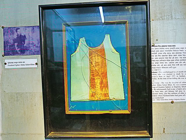 মায়ের কোল থেকে চার মাসের শিশু রেহেনাকে ছিনিয়ে নিয়ে ১৯৭১ সালে হত্যা করেছিল পাকিস্তানি হানাদার বাহিনী। এই জামাটি সেদিন গায়ে ছিল শিশুটির। এখন মুক্তিযুদ্ধ জাদুঘরে জামাটি প্রদর্শিত হচ্ছে l ছবি: হাসান রাজা