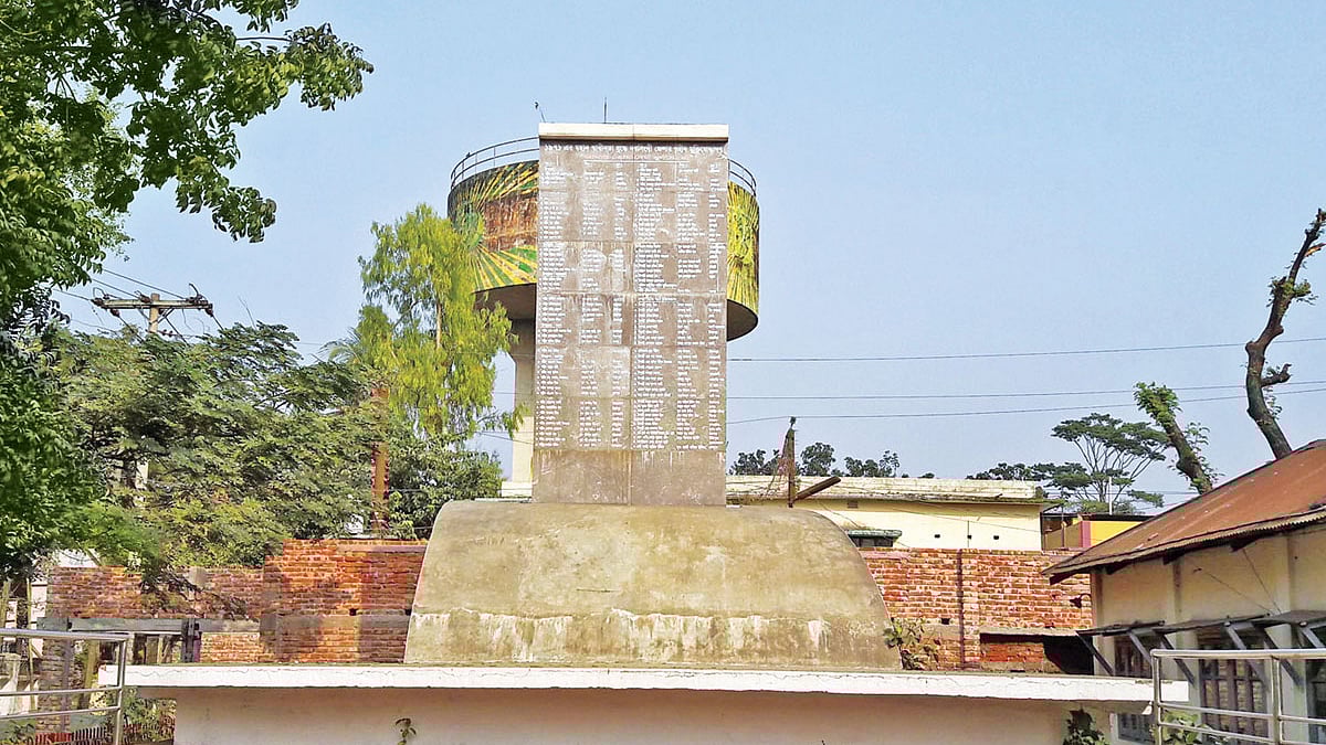 নরসিংদী শহরের বিলাসদী এলাকায় মুক্তিযুদ্ধের শহীদদের স্মরণে নির্মিত স্মৃতিস্তম্ভ l প্রথম আলো
