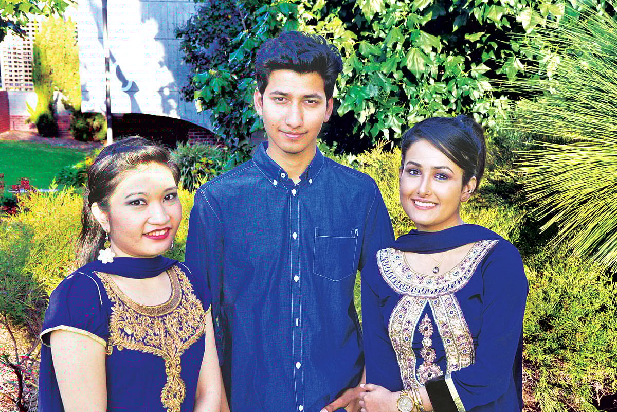 অস্ট্রেলিয়ার পার্থ শহরে অনুষ্ঠিত ‘ওয়েস্টার্ন অস্ট্রেলিয়ান মাল্টি কালচারাল ফেস্টিভ্যালে’ শিরোপা জয়ী বাংলাদেশি দলের তিন সদস্য (বাঁ থেকে) সম্প্রিতা চাকমা, মাইনুল কাদির ও লামিয়া রাইদা চৌধুরী l ছবি: কার্টিন বিশ্ববিদ্যালয়ের বাংলাদেশি স্টুডেন্ট অ্যাসোসিয়েশনের সৌজন্যে