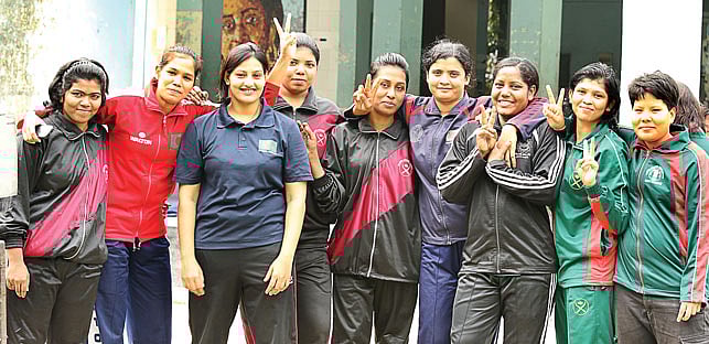 ভয়কে জয় করে কুস্তি লড়ছেন তাঁরা। ছবি: সাবিনা ইয়াসমিন