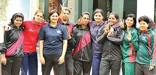 ভয়কে জয় করে কুস্তি লড়ছেন তাঁরা। ছবি: সাবিনা ইয়াসমিন