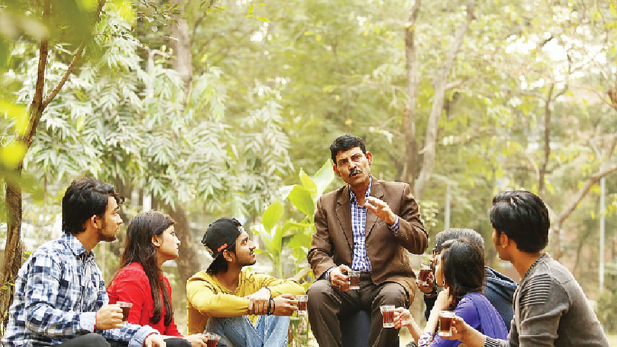 মুক্তিযোদ্ধা মোহাম্মদ আমিনুল ইসলাম তরুণ প্রজন্মকে জানাচ্ছেন মুক্তিযোদ্ধাদের বীরত্বের গল্প। মডেল: ফাহিম, নাসা, নওরীন, ফয়সাল, নাবিল ও জীবন। ছবি: সুমন ইউসুফ