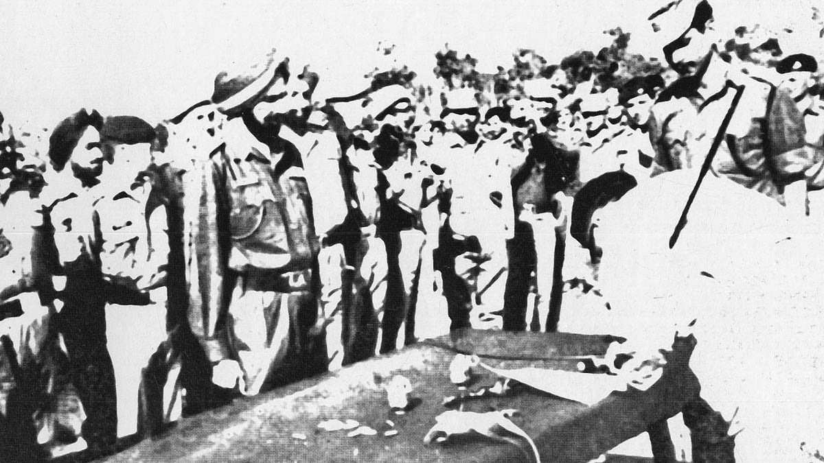 একাত্তরের ১৮ ডিসেম্বর আত্মসমর্পণ দলিলে স্বাক্ষর করছেন পাকিস্তানি বাহিনীর মেজর জেনারেল নজর হোসেন শাহ