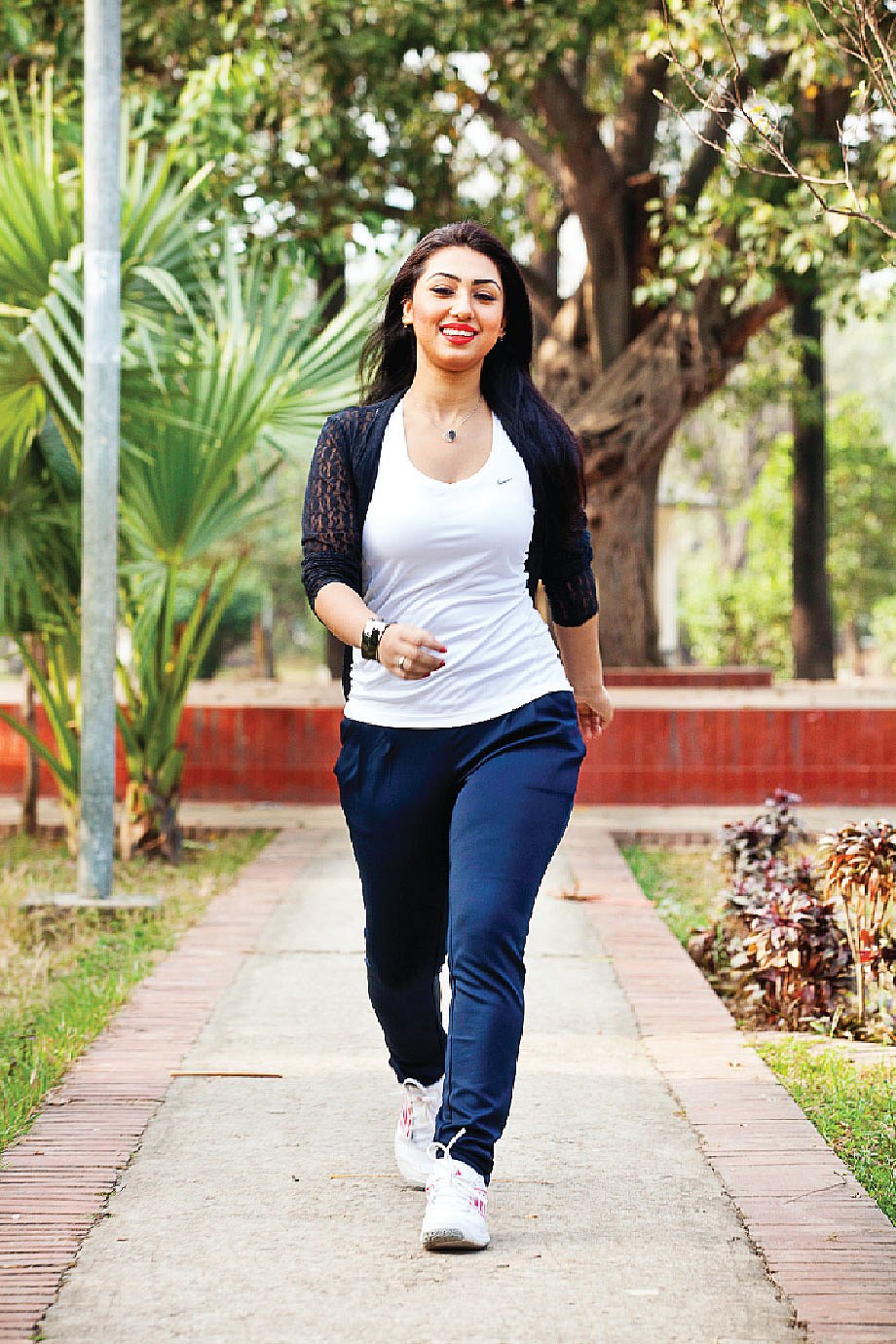 চলচ্চিত্রের অভিনেত্রী অপু বিশ্বাসের মতো আপনিও সকালে আড়মোড়া ভেঙে হাঁটতে যান। ছবি: কবির হোসেন