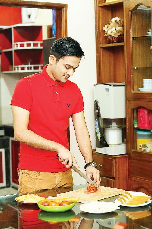 খাবার তৈরির সময় খেয়াল রাখবেন এই খাবার খেলে ইউরিক অ্যাসিড বাড়বে কি না। মডেল: আসিফ