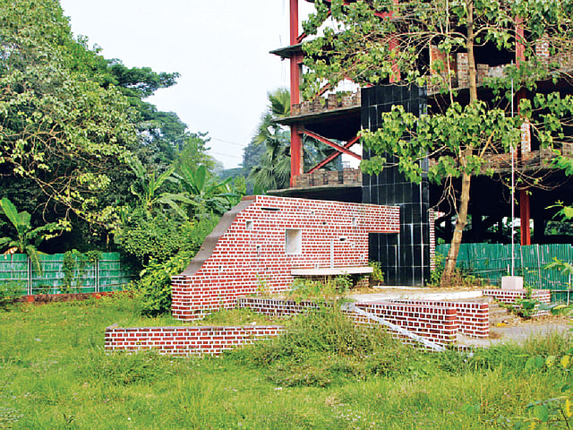 পাহাড়তলী বধ্যভূমি সংরক্ষণ করতে উচ্চ আদালতের আপিল বিভাগ রায় দিয়েছেন ২০১৪ সালের ১৭ মার্চ। কিন্তু এখনো রায় কার্যকরের উদ্যোগ নেওয়া হয়নি। বরং বধ্যভূমির সম্মুখভাগে নির্মিত স্মৃতিস্তম্ভটি পড়ে আছে অবহেলায়। পাদদেশ ভরে গেছে ঝোপঝাড় আর আগাছায়। ছবিটি গত মঙ্গলবার বেলা একটায় তোলা l জুয়েল শীল