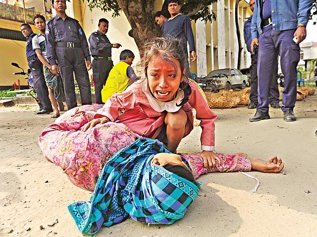 আড়াইহাজার থানায় গিয়ে স্বামী রনির লাশ দেখে অচেতন হয়ে পড়েন নাজমা বেগম। এ সময় মাকে জড়িয়ে ধরে কান্নায় ভেঙে পড়ে মেয়ে সাদিয়া। আড়াইহাজারের পুরিন্দা বাজারে গতকাল ভোরে গণপিটুনিতে নিহত হন রনিসহ আটজন l ছবি: প্রথম আলো