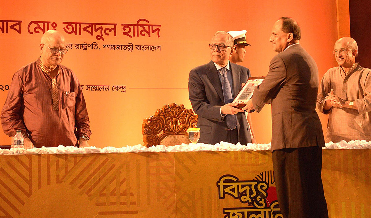 রাষ্ট্রপতি মো. আবদুল হামিদের কাছ থেকে পুরস্কার নিচ্ছেন যুগ্ম সচিব মোহাম্মদ মুনীর চৌধুরী