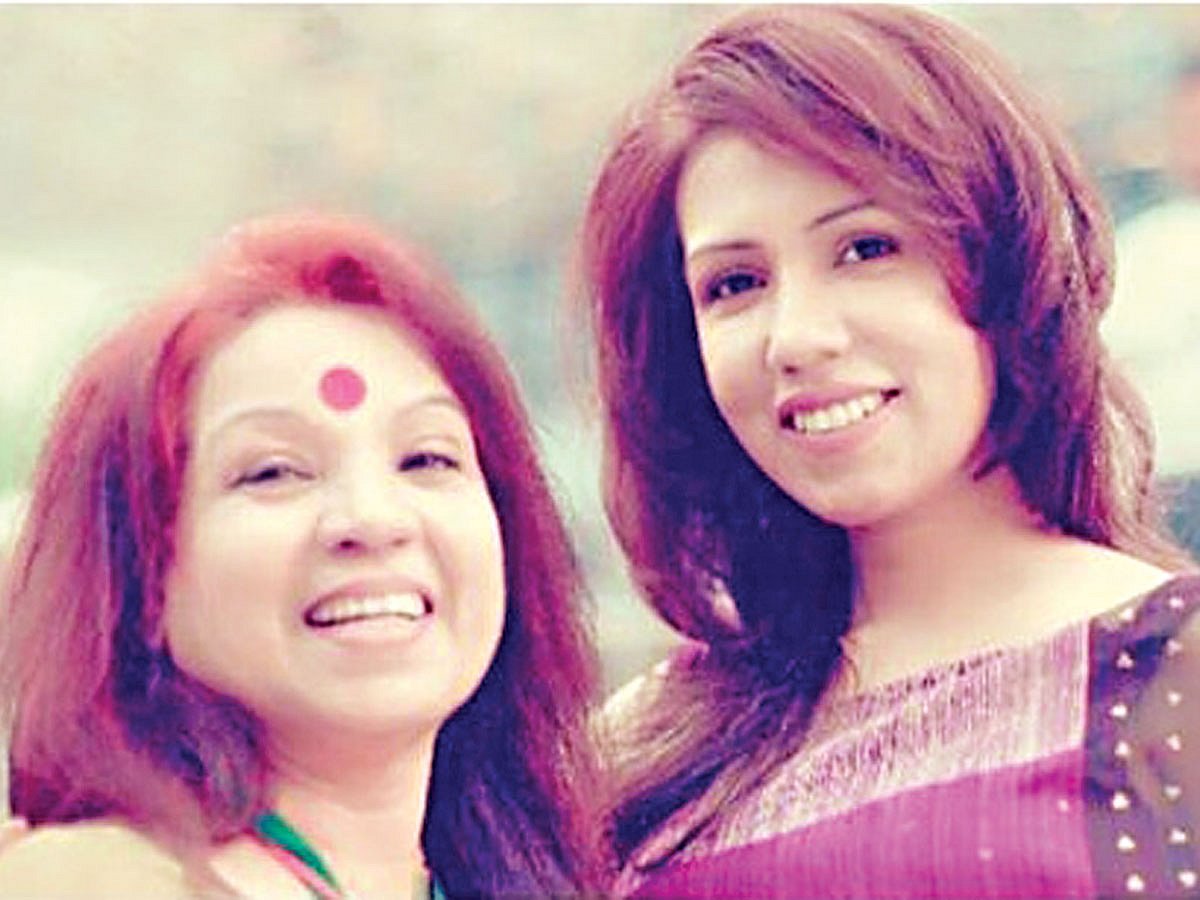 মা লাকী ইনাম ও মেয়ে হৃদি হক