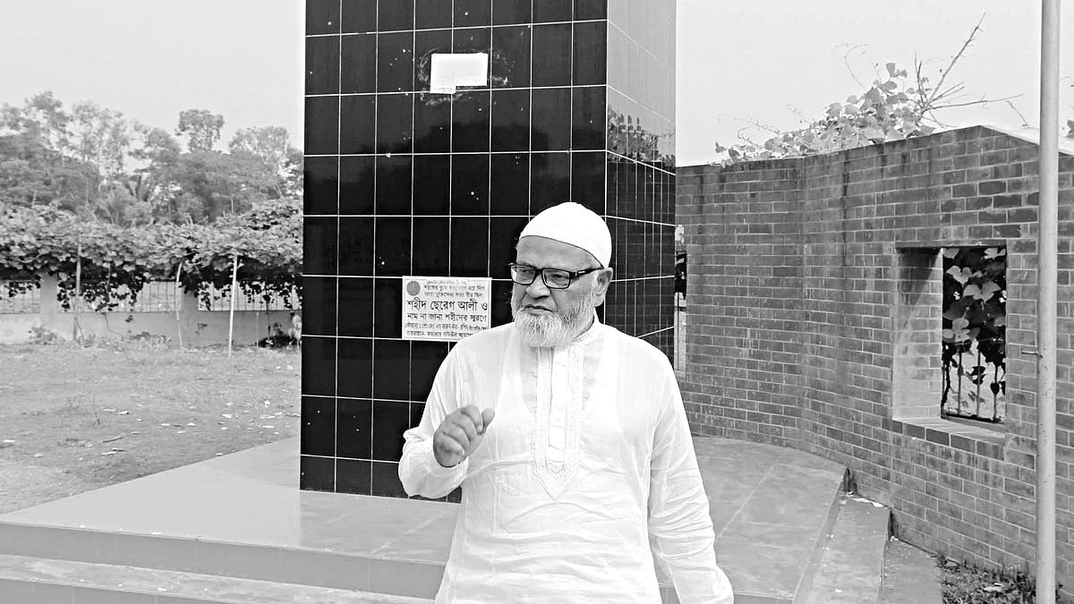 কুমিল্লার লাকসামে মুক্তিযুদ্ধে শহীদদের স্মরণে নির্মিত স্মৃতিস্তম্ভের সামনে মুক্তিযোদ্ধা আবদুল বারী মজুমদার l ছবি: এম সাদেক