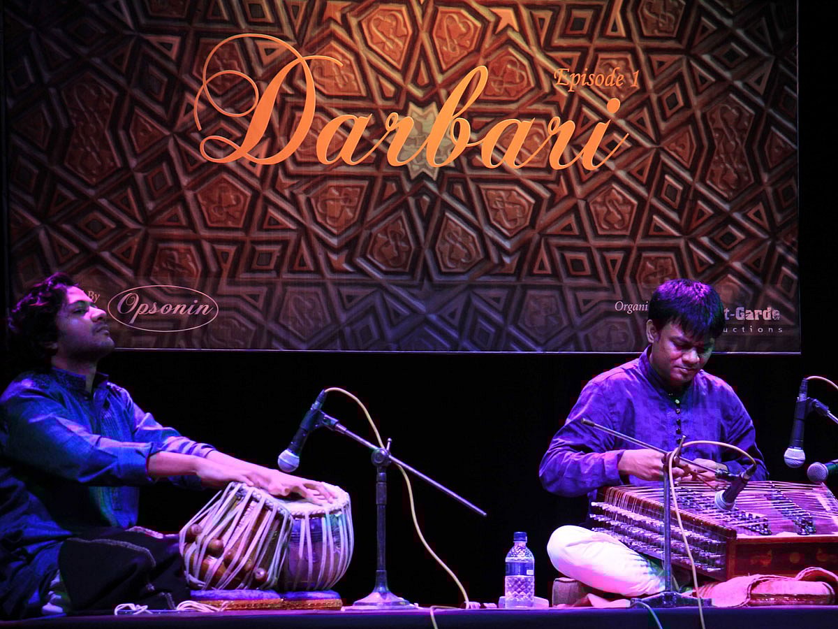 দরবারির প্রথম আসরে মধ্য ত্রিতাল গীত পরিবেশন করেন শান্তনু। তাঁকে তবলায় সঙ্গ দেন মীর নাকিবুল ইসলাম।