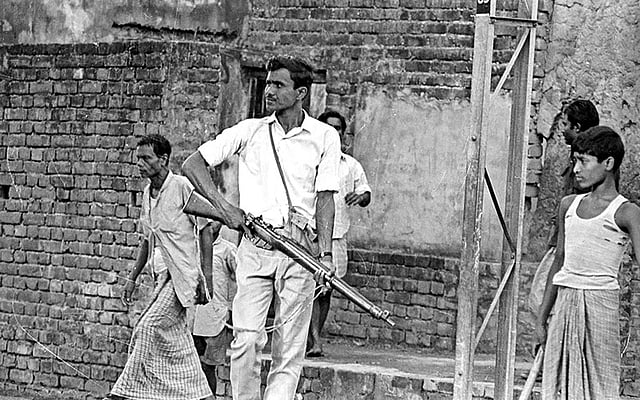 জর্জ (সাদা শার্ট পরা) নামে এক মুক্তিযোদ্ধা। ছবিটি ডিসেম্বরে দিনাজপুর থেকে তোলা। ছবি: অমিয় তরফদার, পশ্চিমবঙ্গের আলোকচিত্রী