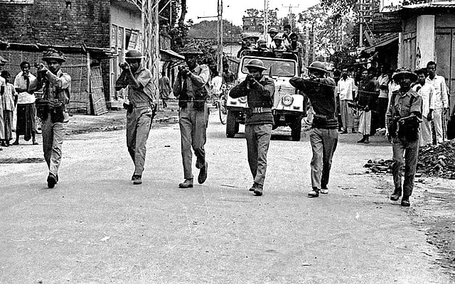 মুক্তিবাহিনী দিনাজপুর শহরের দিকে অগ্রসর হচ্ছে। ছবি: অমিয় তরফদার