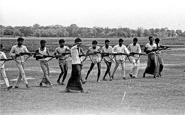 প্রশিক্ষণ নিচ্ছেন মুক্তিযোদ্ধারা। ছবি: অমিয় তরফদার, পশ্চিমবঙ্গের আলোকচিত্রী