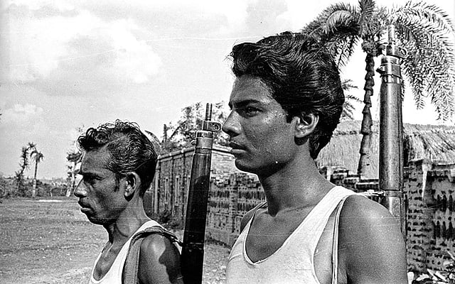 দিনাজপুরের ফুলবাড়ীর হিলি সীমান্তে মুক্তিযোদ্ধারা। ছবি: অমিয় তরফদার, পশ্চিমবঙ্গের আলোকচিত্রী