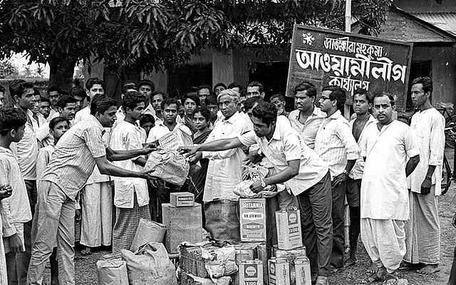 তৎকালীন সাতক্ষীরা মহকুমায় আওয়ামী লীগের কর্মীরা ত্রাণ বিতরণ করছেন। ছবি: অমিয় তরফদার, পশ্চিমবঙ্গের আলোকচিত্রী