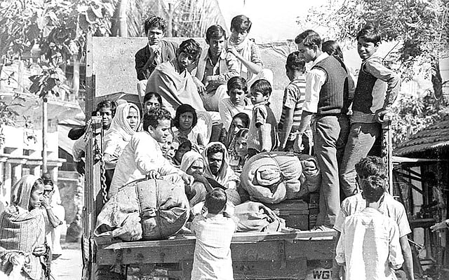 ভারতে আশ্রয় নেওয়া বাংলাদেশিরা বিজয়ের পর দেশে ফিরছে। ছবিটি বেনাপোল সীমান্তের ভারতের পেট্রাপোল সীমান্ত থেকে তোলা। ছবি: অমিয় তরফদার, পশ্চিমবঙ্গের আলোকচিত্রী