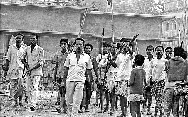 বিজয়ের প্রাক্কালে ডিসেম্বরে মুক্তিযোদ্ধারা দিনাজপুর শহরে। ছবি: অমিয় তরফদার, পশ্চিমবঙ্গের আলোকচিত্রী