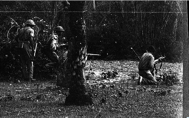 যুদ্ধক্ষেত্রে মুক্তিযোদ্ধারা। ছবি: অমিয় তরফদার, পশ্চিমবঙ্গের আলোকচিত্রী