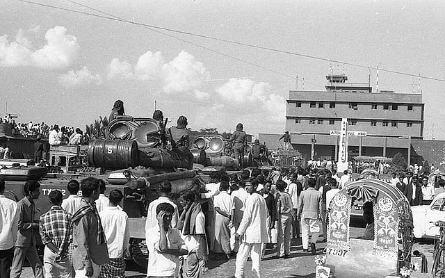 বিজয়ের পর ঢাকার তেজগাঁও বিমানবন্দর এলাকায় মুক্তিযোদ্ধা ও সাধারণ জনতা। ছবি: অমিয় তরফদার, পশ্চিমবঙ্গের আলোকচিত্রী
