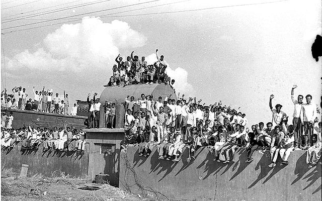 ১৬ ডিসেম্বর ১৯৭১ সালে ঢাকার তেজগাঁও বিমানবন্দরে বিজয়ের উল্লাসে ফেটে পড়ে সাধারণ মানুষ। ছবি: অমিয় তরফদার, পশ্চিমবঙ্গের আলোকচিত্রী