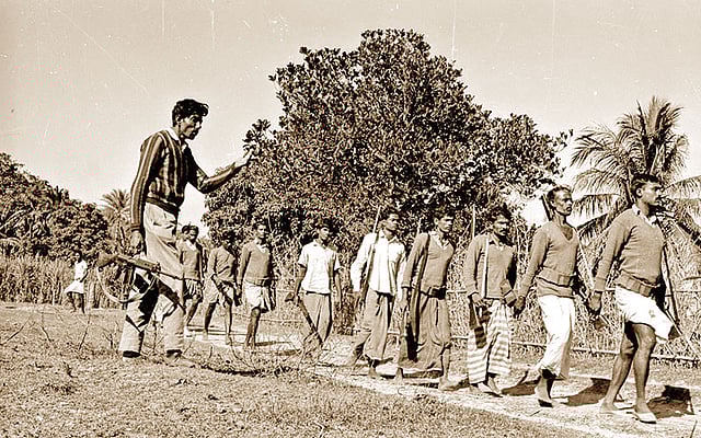 শত্রুর ঘাঁটিতে হামলা চালাতে রওনা হয়েছেন মুক্তিযোদ্ধারা। ছবি: অমিয় তরফদার, পশ্চিমবঙ্গের আলোকচিত্রী