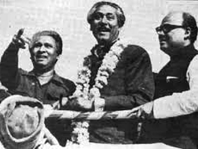 ১৯৭২ সালের ১০ জানুয়ারি বঙ্গবন্ধু শেখ মুজিবুর রহমানের স্বদেশ প্রত্যাবর্তনের দিনে তাঁর দুই পাশে জাতীয় নেতা তাজউদ্দীন আহমদ (বাঁয়ে) ও সৈয়দ নজরুল ইসলাম l ছবি: সংগৃহীত