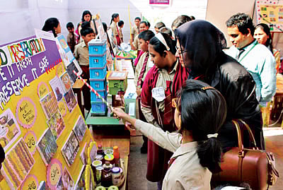 চিটাগাং গ্রামার স্কুল প্রাঙ্গণে আয়োজিত বিজ্ঞান মেলায় প্রকল্প উপস্থাপন করছে এক শিক্ষার্থী